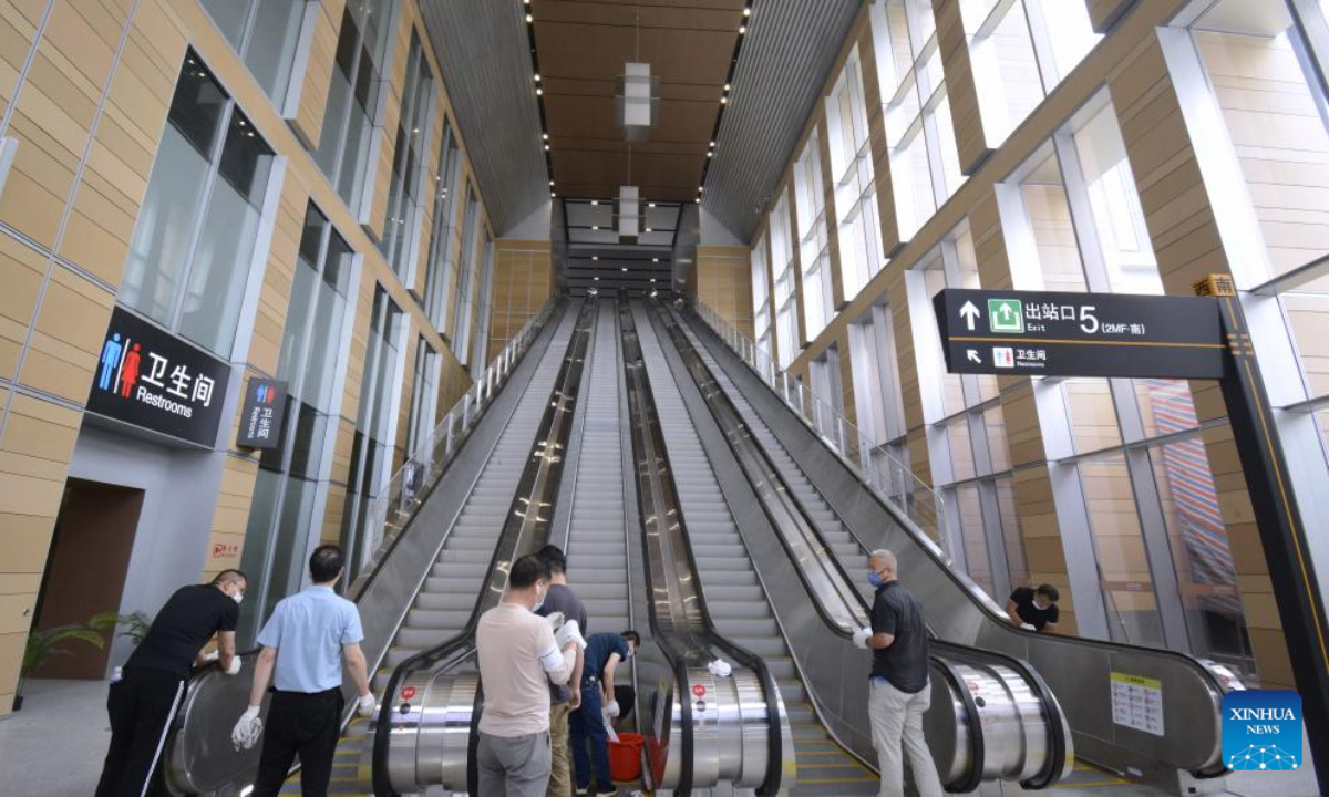 Technicians adjust the escalators to prepare for the operation of Beijing Fengtai Railway Station in Beijing, capital of China, June 16, 2022. Photo:Xinhua