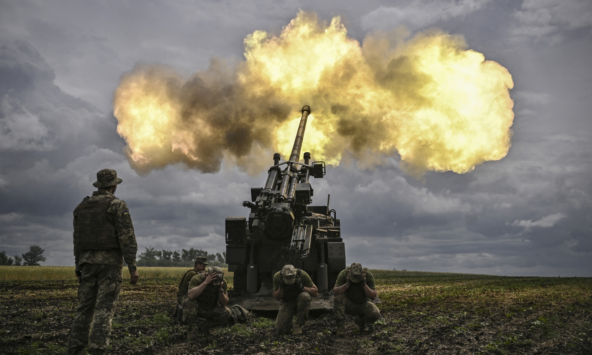 Ukrainian servicemen fire French self-propelled 155 mm/52-calibre gun Caesar at a frontline in the eastern region of Donbass on June 15, 2022. Ukraine pleaded with Western governments to decide quickly on sending heavy weapons to shore up its faltering defenses. Photo: AFP