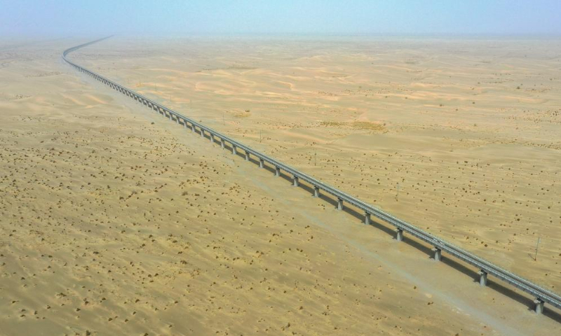 Aerial photo taken on May 19, 2022 shows a super major bridge along the Hotan-Ruoqiang Railway in northwest China's Xinjiang Uygur Autonomous Region. (Xinhua/Ding Lei)