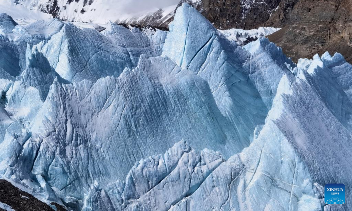 Photo taken with a mobile phone on May 6, 2022 in Xigaze shows the Rongbuk glacier at the foot of Mount Qomolangma, southwest China's Tibet Autonomous Region. Photo:Xinhua