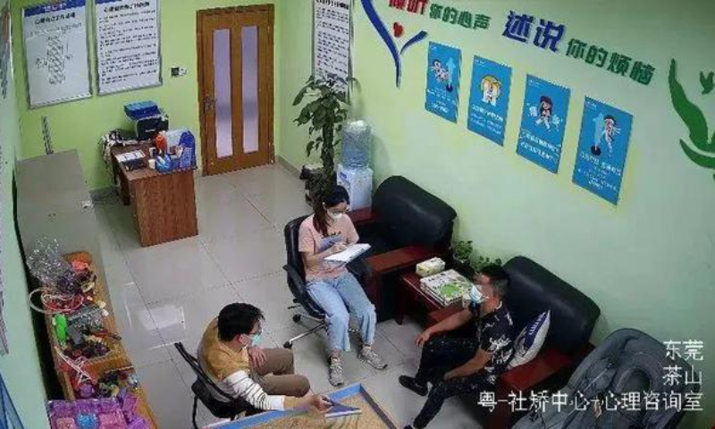 Lü, the guy appeals to government service hotline to return to the detention center for 'a regular life', sitting in the consultation room. Screenshot of People.com