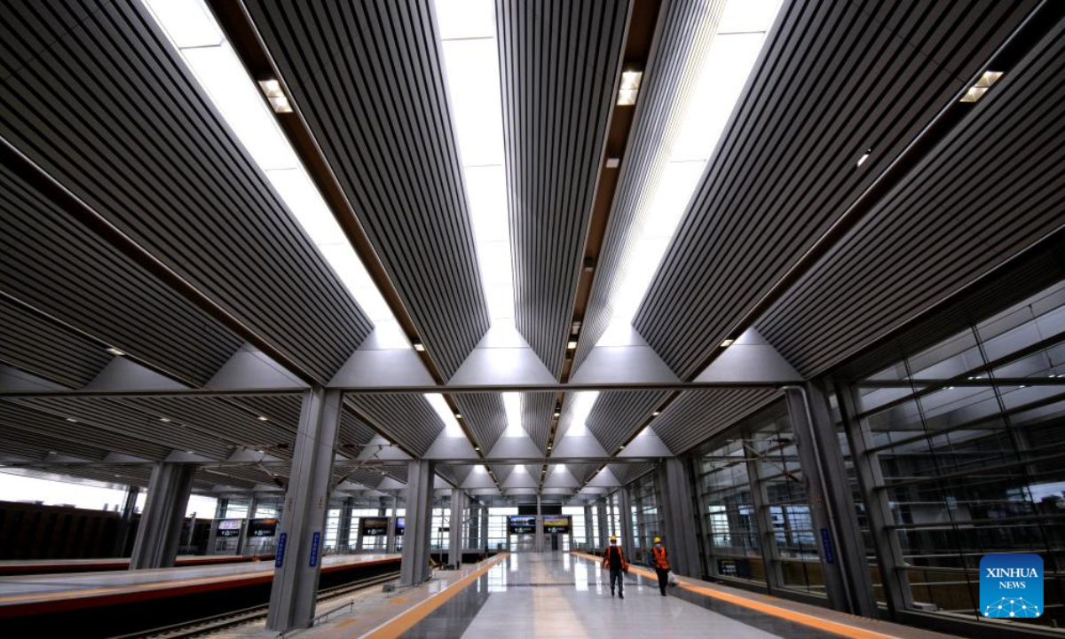 Workers are seen at Beijing Fengtai Railway Station, which will be put into service soon, in Beijing, capital of China, June 16, 2022. Photo:Xinhua