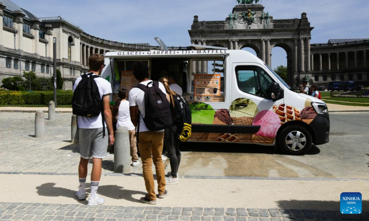 People queue for buying ice creams at the Park of the Fiftieth Anniversary in Brussels, Belgium, June 17, 2022. Belgium witnesses a heat wave with temperature expected to reach 34 degrees centigrade in Brussels in the following days. Photo:Xinhua