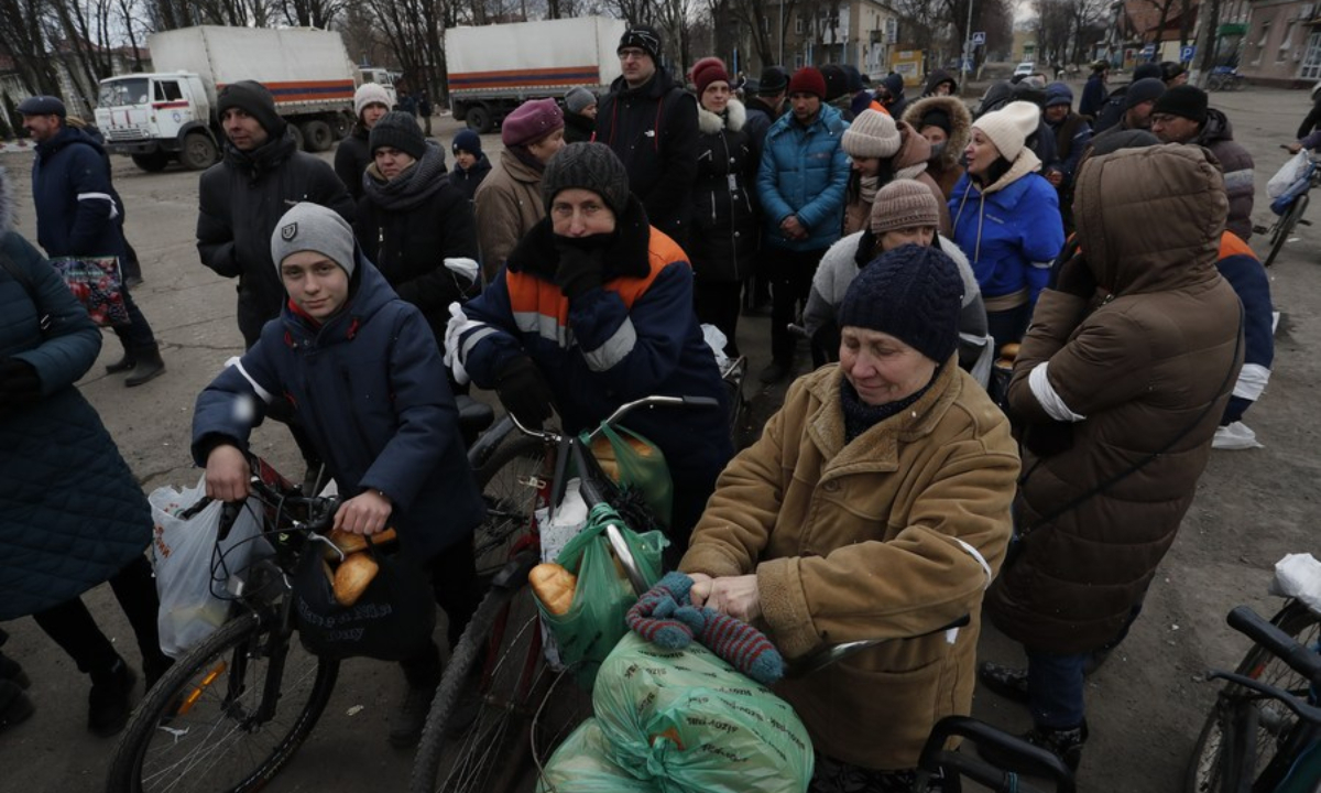 Local residents queue up to receive humanitarian aid in Volnovakha of Donetsk, March 15, 2022. Photo:Xinhua