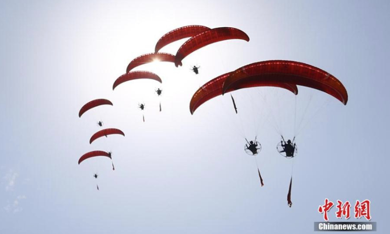 The dynamic parachute formation performs during the 2022 Jiangxi Aviation Sports Tourism Festival in Ji'an, east China's Jiangxi Province, June 14, 2022. (Photo: China News Service/Liu Zhankun)