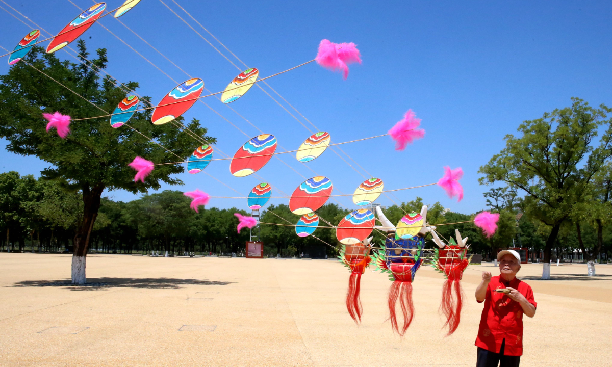Zhang Tianwei, inheritor of intangible cultural heritage, flies a Terracotta Warriors kite at Daming National Heritage Park in Xi’an, capital of Northwest China’s Shaanxi Province, on June 15, 2022. Photo: IC