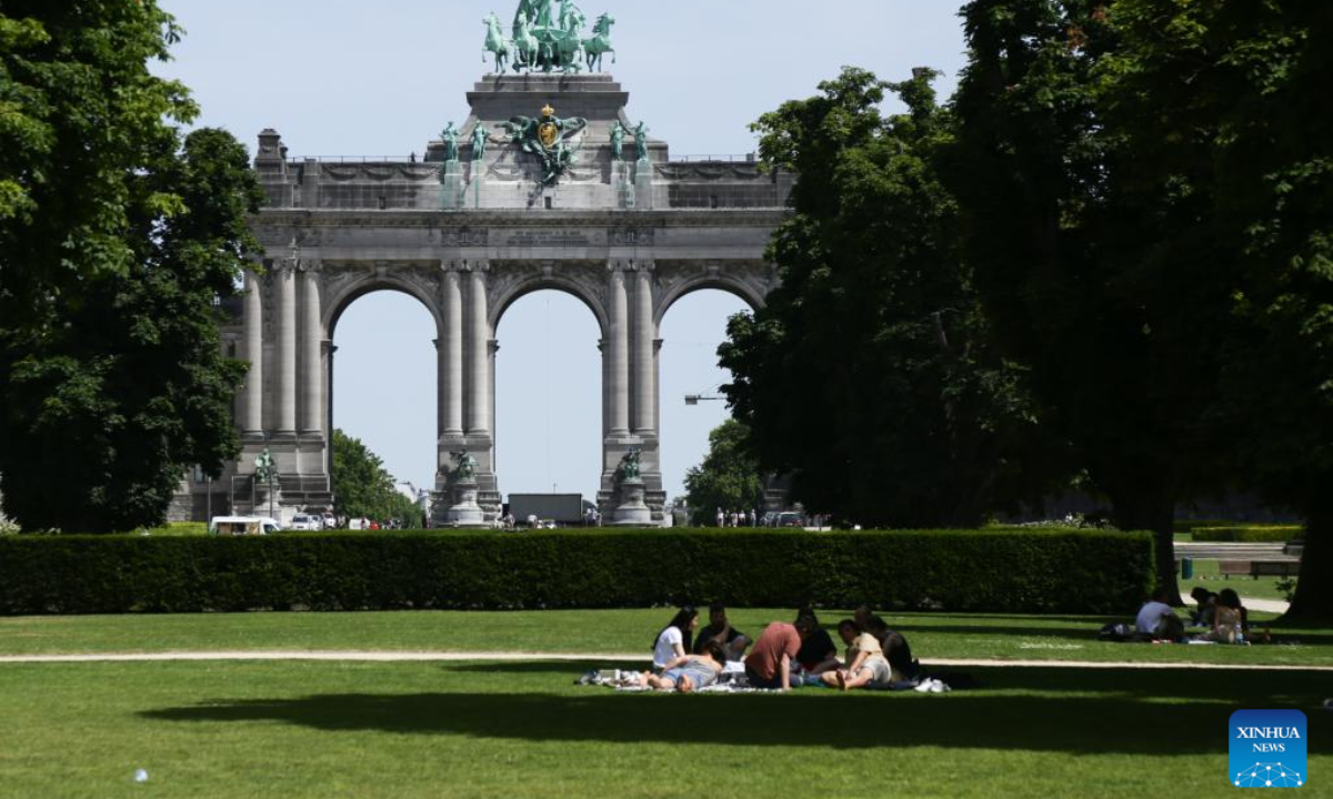 People rest at the Park of the Fiftieth Anniversary in Brussels, Belgium, June 17, 2022. Belgium witnesses a heat wave with temperature expected to reach 34 degrees centigrade in Brussels in the following days. Photo:Xinhua