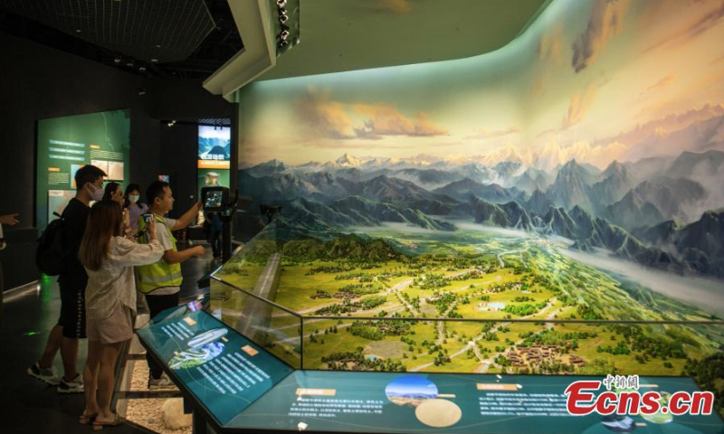 Visitors views collections in the Chengdu Natural History Museum, Chengdu, southwest China's Sichuan Province, June 15, 2022. (Photo: China News Service/Liu Zhongjun)