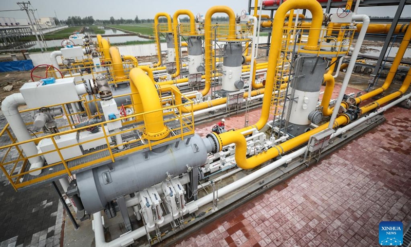 A staff member inspects at the Shuangtaizi gas storage area of PetroChina Liaohe Oilfield gas storage group in Panjin, northeast China's Liaoning Province, June 15, 2022. The homebred gas injection system was successfully put into operation here in late May, and the overall daily gas injection capacity of Liaohe gas storage group increased from 14 million cubic meters to 30 million cubic meters.(Photo: Xinhua)