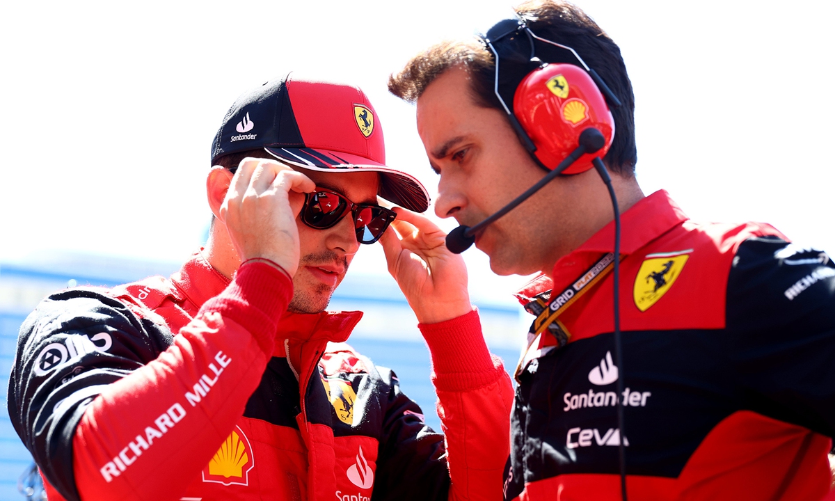 Charles Leclerc (left) prepares to drive on the grid during the F1 Grand Prix of Azerbaijan on June 12, 2022 in Baku, Azerbaijan.  Photo: VCG