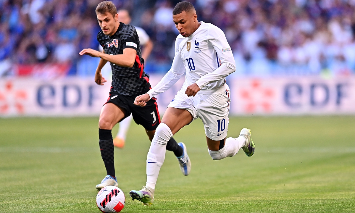 Kylian Mbappe (right) of France runs with the ball during the match against Croatia on June 13, 2022 in Paris, France. Photo: VCG