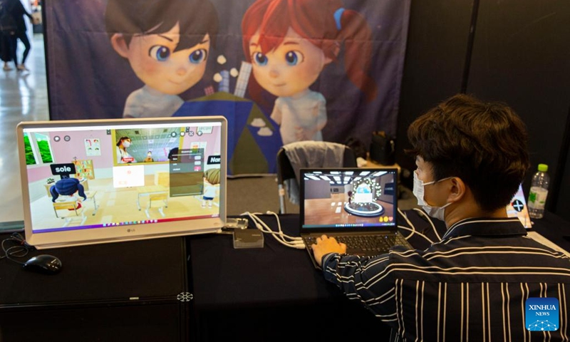 An exhibitor demonstrates virtual reality technology for schools during the Metaverse Expo 2022 held in Seoul, South Korea, June 15, 2022. The expo is held at the Coex Convention & Exhibition Center from June 15 to 17, presenting visitors with metaverse technologies in various scenarios.(Photo: Xinhua)