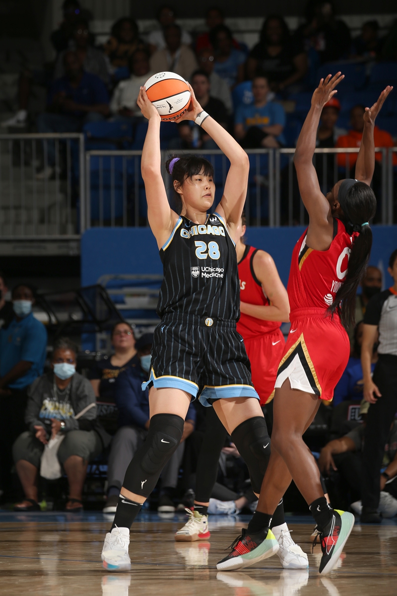 Li Yueru (left) of the Chicago Sky handles the ball during the game against the Las Vegas Aces on May 28, 2022 at Wintrust Arena in Chicago. Photo: VCG