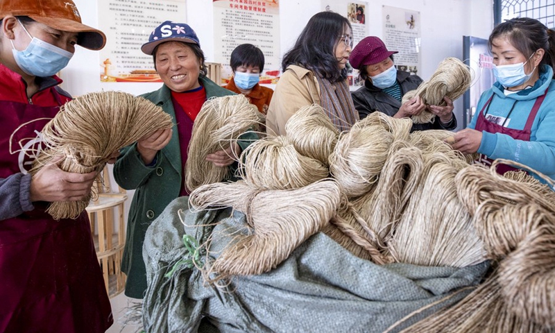 Villagers select the raw material of hemp weaving in Yueyahu Township, Yinchuan, capital of northwest China's Ningxia Hui Autonomous Region, March 4, 2022. (Photo: Xinhua)