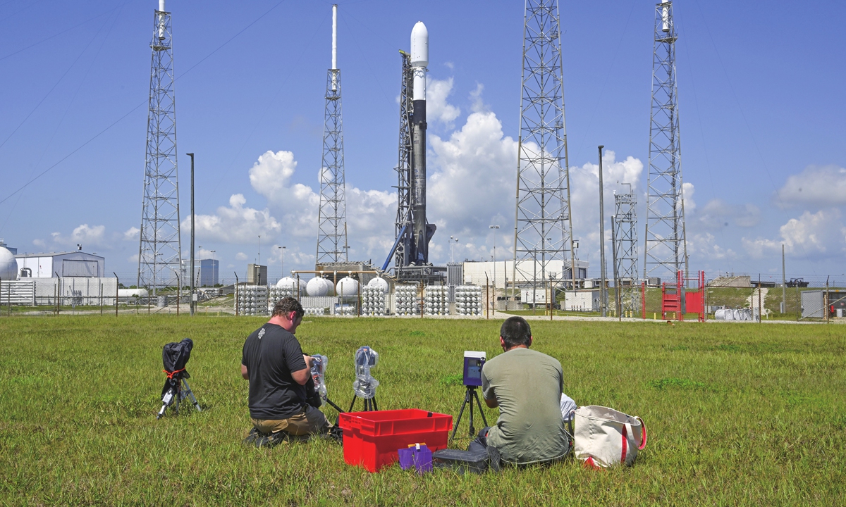 A SpaceX Falcon 9 rocket is being prepared to launch a communications satellite on June 8, 2022.Photo: VCG