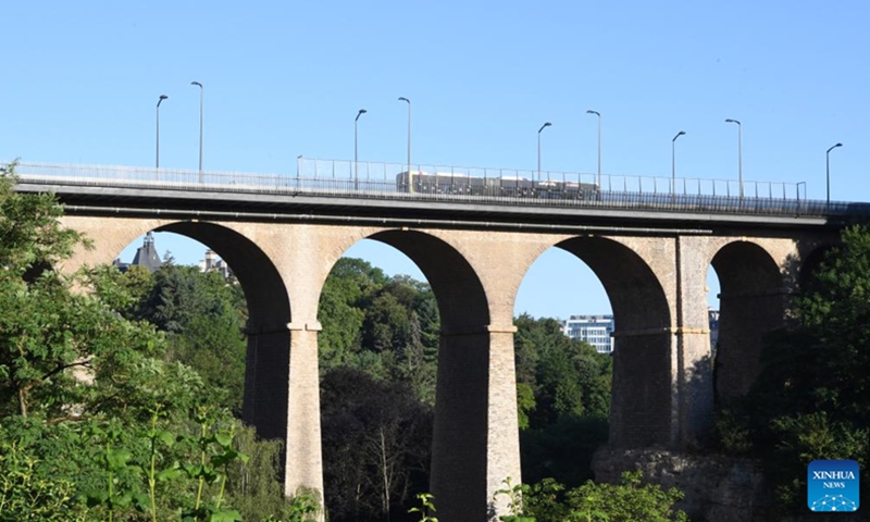A bus runs on a bridge in Luxembourg City, Luxembourg, June 14, 2022.(Photo: Xinhua)