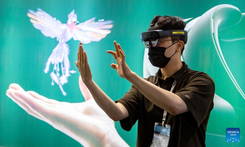 A visitor tries mixed-reality glasses during the Metaverse Expo 2022 held in Seoul, South Korea, June 15, 2022. The expo is held at the Coex Convention & Exhibition Center from June 15 to 17, presenting visitors with metaverse technologies in various scenarios.(Photo: Xinhua)