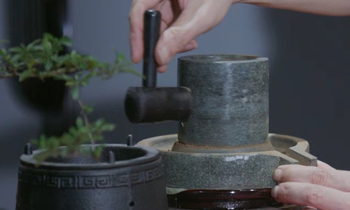 The process of making chabaixi, a unique technique that creates a pattern on the surface of tea soup via water injection and agitation in Song Dynasty (960-1279), later becaming a cultural favor of Chinese literati. Photo: Zhang Zhifeng