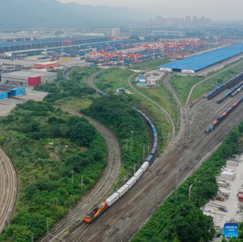 In this aerial photo, an outbound international freight train departs from a station in southwest China's Chongqing, June 16, 2022. The first outbound international freight train for test from China's Chongqing to South Asia pulled out of a station in southwest China's Chongqing Municipality on Thursday. The new route from Chongqing to Nepal's capital Kathmandu can save about 20 days on the way compared with traditional logistics routes.(Photo: Xinhua)