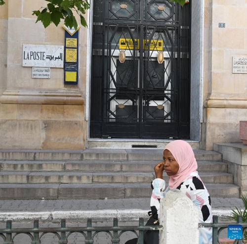A pedestrian passes a closed post office in Tunis, Tunisia, on June 16, 2022. Tunisian public sector workers held a general strike covering 159 public institutions on Thursday, in protest of the government's refusal of their demands for rising wages.(Photo: Xinhua)