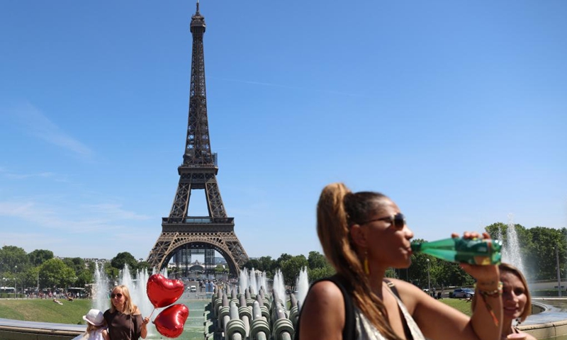Tourists are seen near the Eiffel Tower in Paris, France, on June 16, 2022. Meteo France on Thursday warned of exceptional heat peak and urged residents to be extremely vigilant as a forecast heatwave is to hit a large part of the country.(Photo: Xinhua)