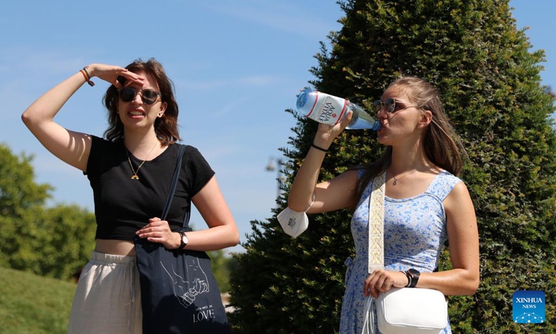 A woman drinks water near the Eiffel Tower in Paris, France, on June 16, 2022. Meteo France on Thursday warned of exceptional heat peak and urged residents to be extremely vigilant as a forecast heatwave is to hit a large part of the country.(Photo: Xinhua)