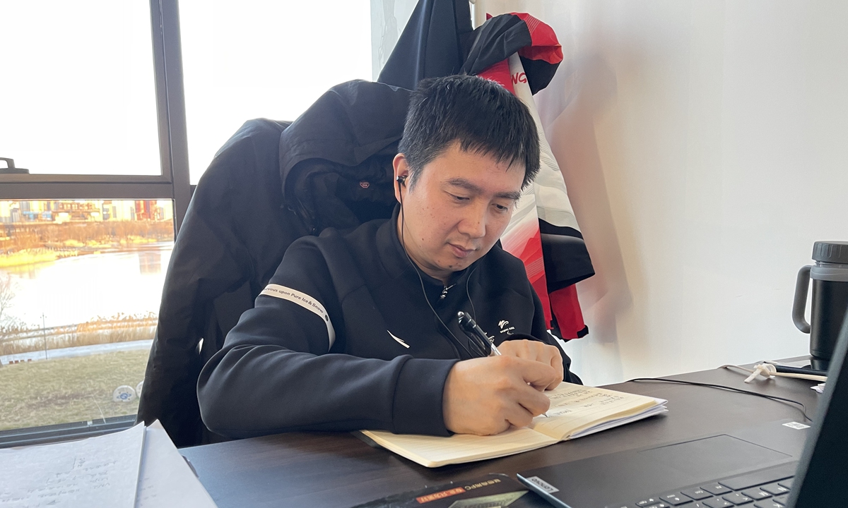 Zhao Wei chuẩn bị cho Thế vận hội mùa đông Bắc Kinh 2022 tại văn phòng Big Air Shougang của anh ấy vào tháng 12 năm 2021. Ảnh: Courtesy of Zhao