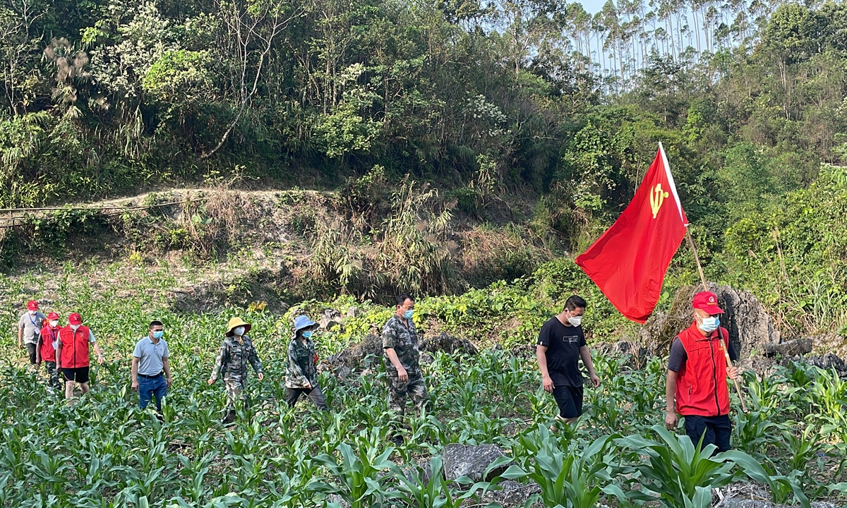 Một đội gồm các đảng viên Đảng Cộng sản Trung Quốc ở làng Guiliang, khu tự trị dân tộc Choang Quảng Tây, miền nam Trung Quốc, tuần tra dọc biên giới Trung-Việt vào ngày 26 tháng 4 năm 2022. Ảnh: Courtesy of Cen