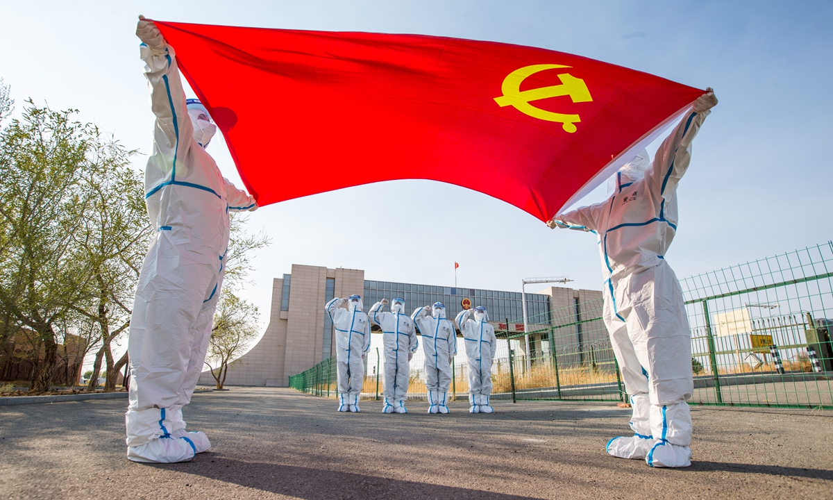 Six police officers who will participate in the 35-days closed-loop duty at the Erlian Entry-exit Border Inspection Station in North China's Inner Mongolia Autonomous Region, recite their oath of joining the Party in front of the Party flag on May 16, 2022. Photo: IC
