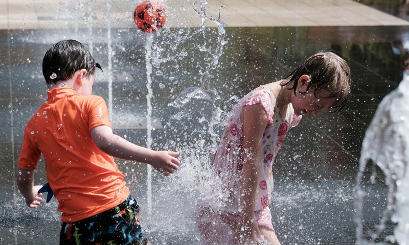People cool off at a splash pad in Nice, southern France, on June 17, 2022.Photo:Xinhua