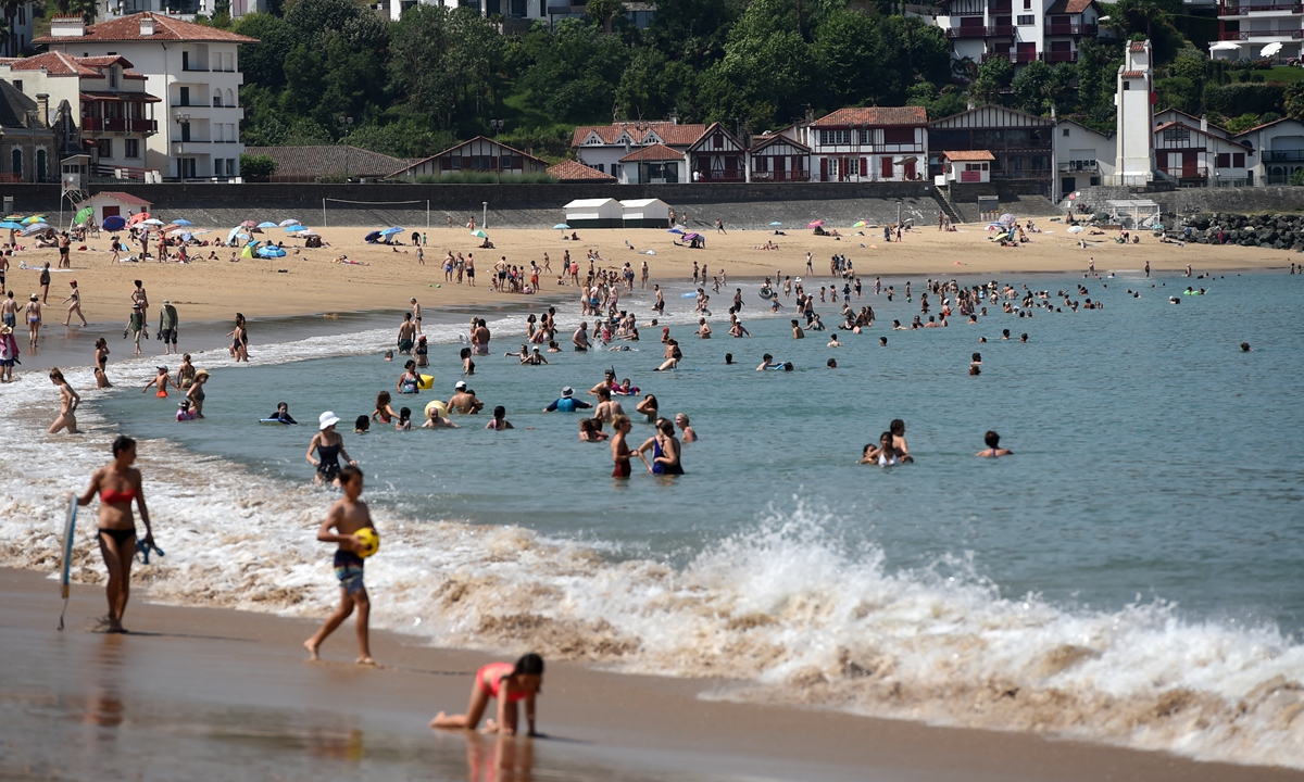 Swimmers gather in the water off Saint-Jean de Luz beach, southwestern France, on June 18, 2022. Photo: AFP