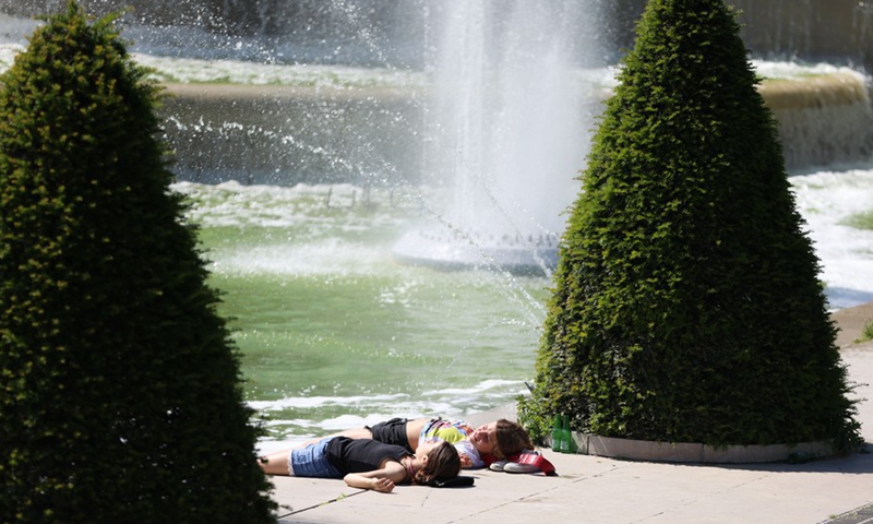 People cool off by a fountain at the Trocadero near the Eiffel Tower in Paris, France, on June 16, 2022.Photo:Xinhua