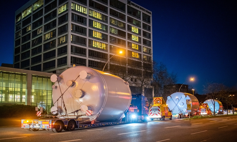 Trucks transport fuel tanks through the streets of the St. Pauli district of Hamburg, Germany,April 19, 2022. Photo: VCG