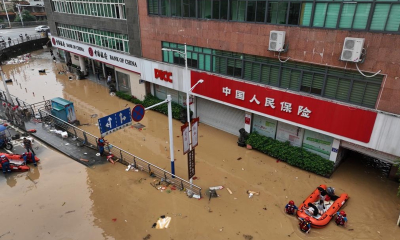 Aerial photo taken on June 19, 2022 shows rescuers evacuating stranded people in flood water in Jian'ou City, southeast China's Fujian Province.Photo:Xinhua