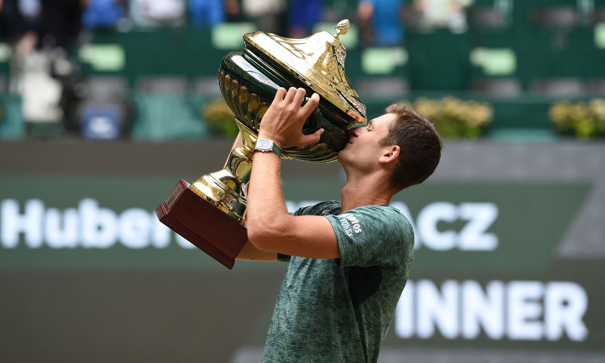 Hubert Hurkacz of Poland kisses his winner's trophy after beating Daniil Medvedev of Russia in the men's final on June 19, 2022 in Halle, Germany. Photo: VCG
