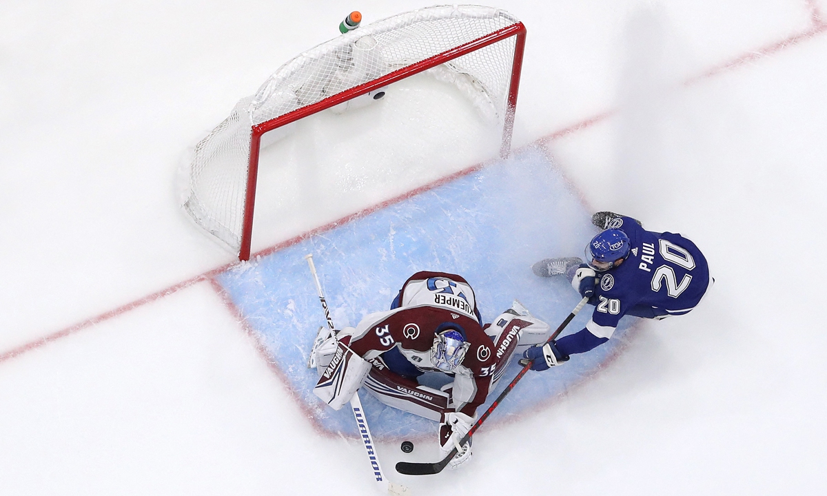 Darcy Kuemper (left) of the Colorado Avalanche makes a save against Nicholas Paul of the Tampa Bay Lightning on June 20, 2022 in Tampa, Florida. Photo: AFP