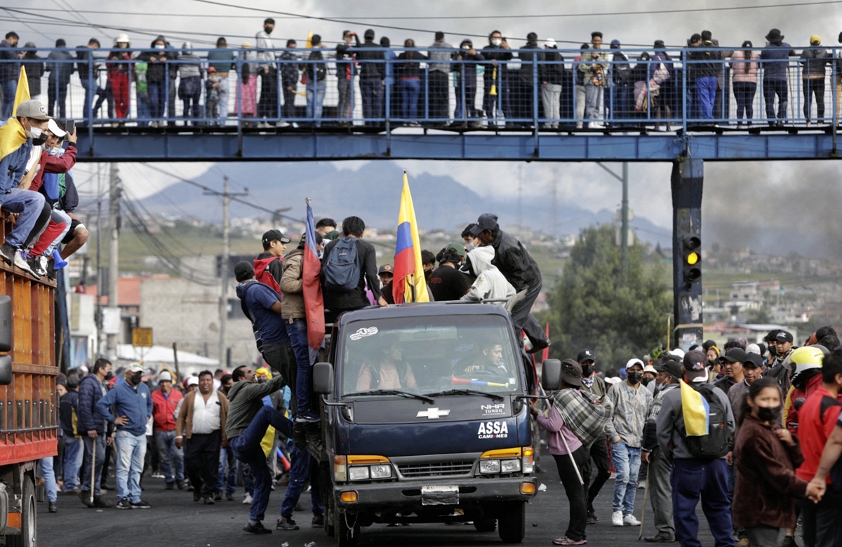 Indigenous people arrive at Cutuglagua, on June 20, 2022, before marching toward El Arbolito park in Quito, Ecuador. Photo: AFP
