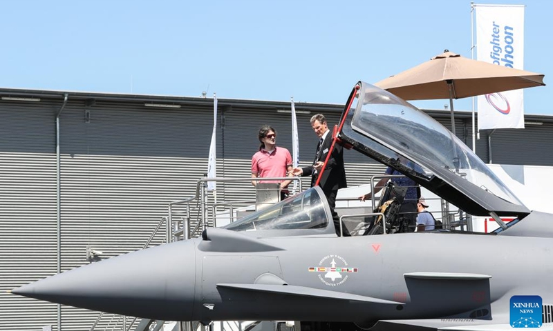 A staff member introduces a displayed Eurofighter Typhoon to a visitor at the ILA Berlin Air Show in Schoenefeld, Germany, on June 22, 2022. With the participation of about 550 exhibitors from about 30 countries and regions, the ILA Berlin Air Show kicked off here on Wednesday.(Photo: Xinhua)