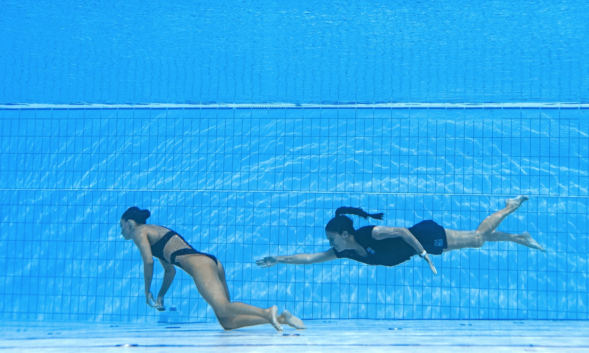 A member of Team USA recovers swimmer Anita Alvarez (left) from the bottom of the pool during an incident in the women's solo free artistic swimming finals in Budapest, Hungary on June 22, 2022. Photo: AFP