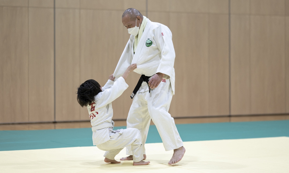 A child plays with a judo instructor during a training session in Fukuroi, Japan, on May 25, 2022. Photo: AFP