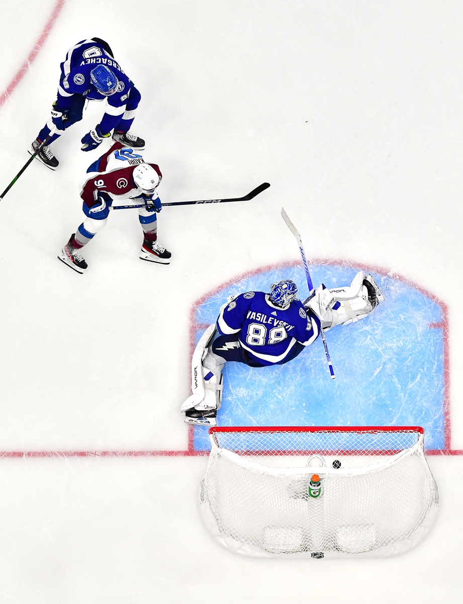 Nazem Kadri (center) of the Colorado Avalanche scores a goal against Andrei Vasilevskiy of the Tampa Bay Lightning on June 22, 2022 in Tampa, Florida. Photo: AFP
