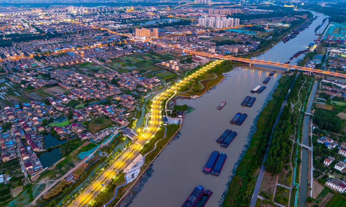 A stream of coal-carrying ships at the Beijing-Hangzhou Grand Canal in Huaian, East China's Jiangsu Province on June 22, 2022. As more enterprises resume work and demand for electricity soars amid hot summer temperatures, the canal has seen a transportation boom in recent weeks. Photo: cnsphoto

