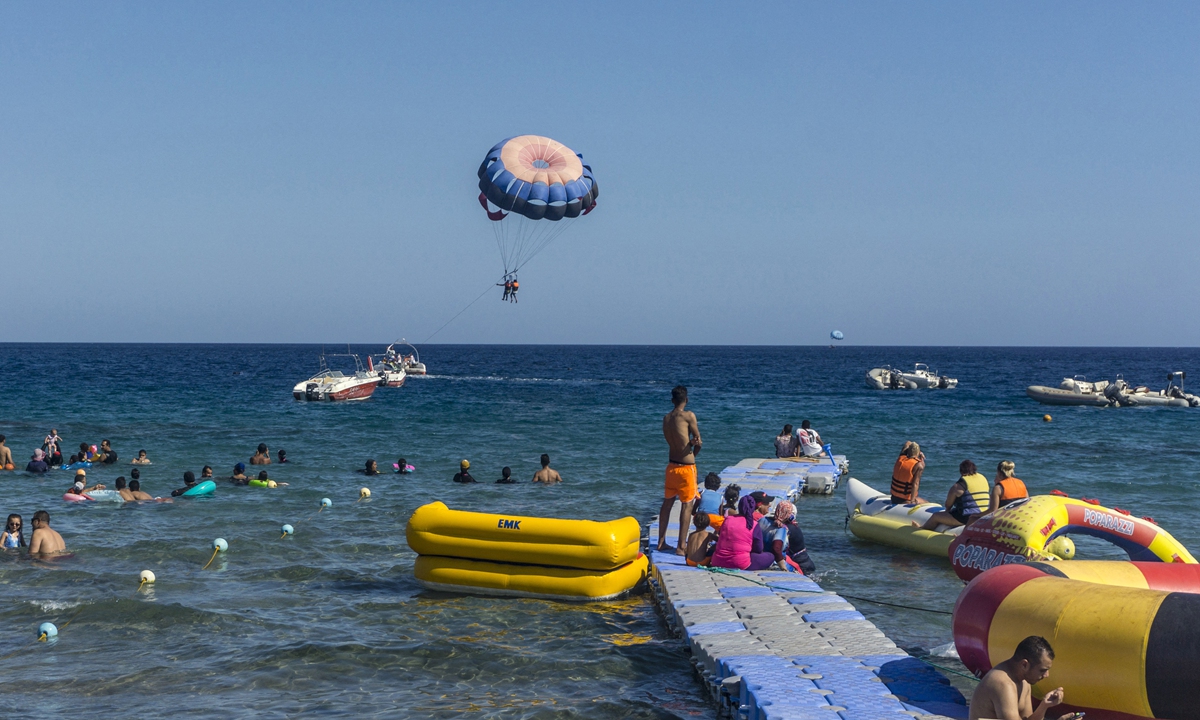 A picture taken on September 28, 2021 shows holidaymakers in the Egyptian Red Sea resort of Sharm el-Sheikh. Photo: AFP