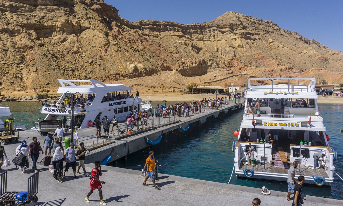 A picture taken on September 29, 2021 shows Russian tourists in the Egyptian Red Sea resort of Sharm el-Sheikh.  Photo: AFP