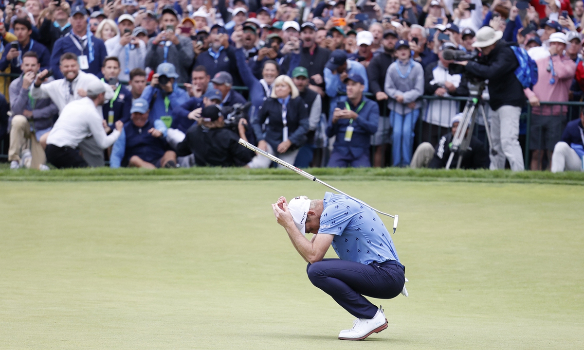 Will Zalatoris sinks to his knees in despair as his putt to force a playoff slipped by the hole on the 18th green during the final round of the 2022 US Open on June 19, 2022 in Brookline, Massachusetts. Photo: VCG