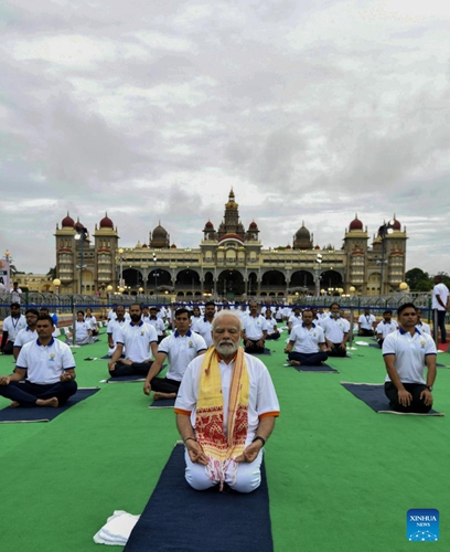Indian Prime Minister Narendra Modi (front) performs yoga along with people on International Yoga Day at the Mysuru Palace, in Mysuru, India, June 21, 2022.(Photo: Xinhua)