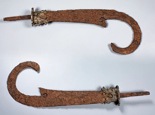 Ancient knives on display Photo: Courtesy of Douban