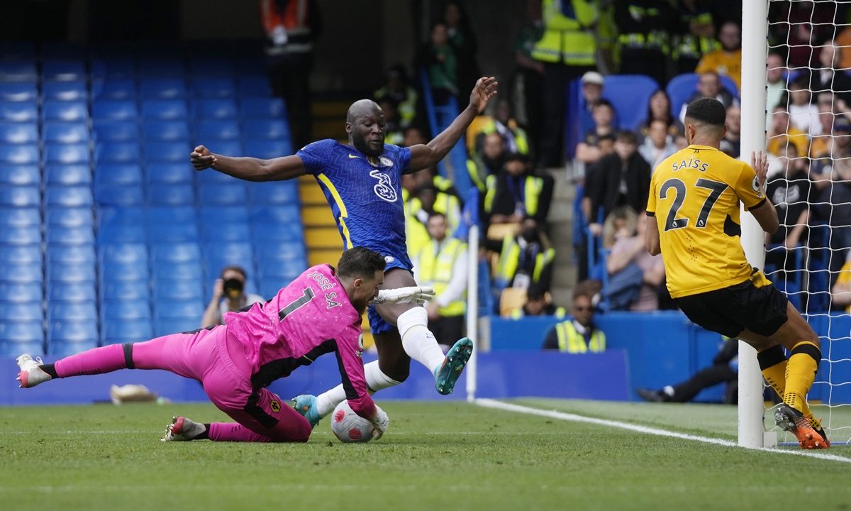 Chelsea striker Romelu Lukaku fails to score past Wolverhampton Wanderers goalkeeper Jose Sa in London on May 7, 2022. Photo: VCG