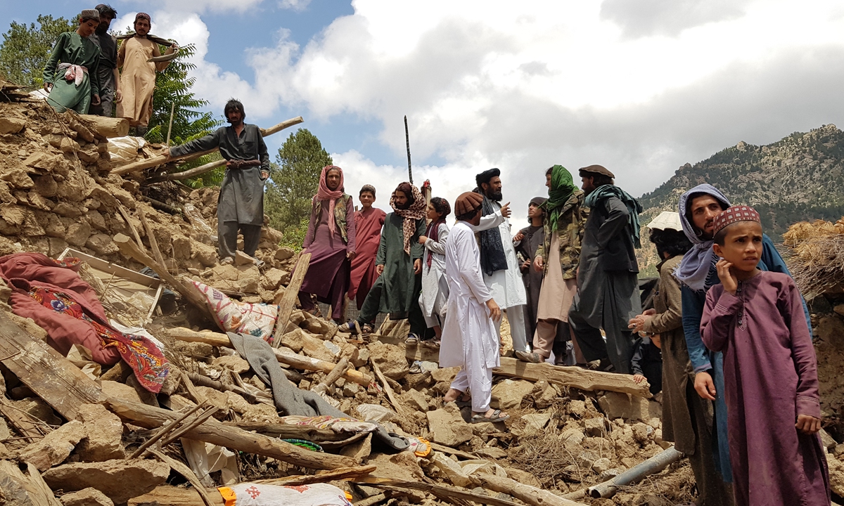 People help with search and rescue operations at a collapsed building after a 7.0-magnitude earthquake shook Afghanistan in the Spera district of Khost Province, on June 22, 2022. The death toll has hit 1,000, disaster management officials said, with more than 600 injured and the toll expected to grow as information trickles in from remote mountain villages. 
Photo: VCG