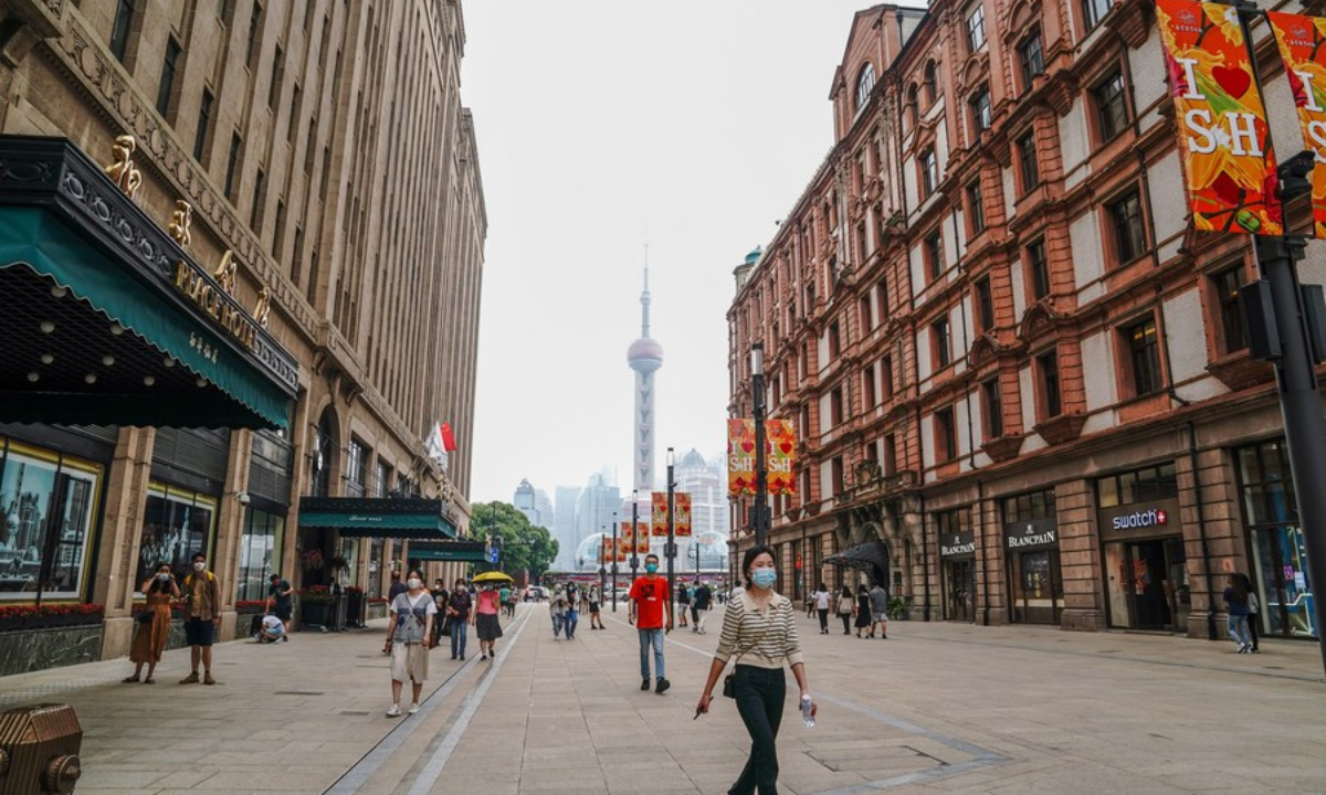 People walk on the Nanjing Road pedestrian street in east China's Shanghai, June 1, 2022. Photo:Xinhua